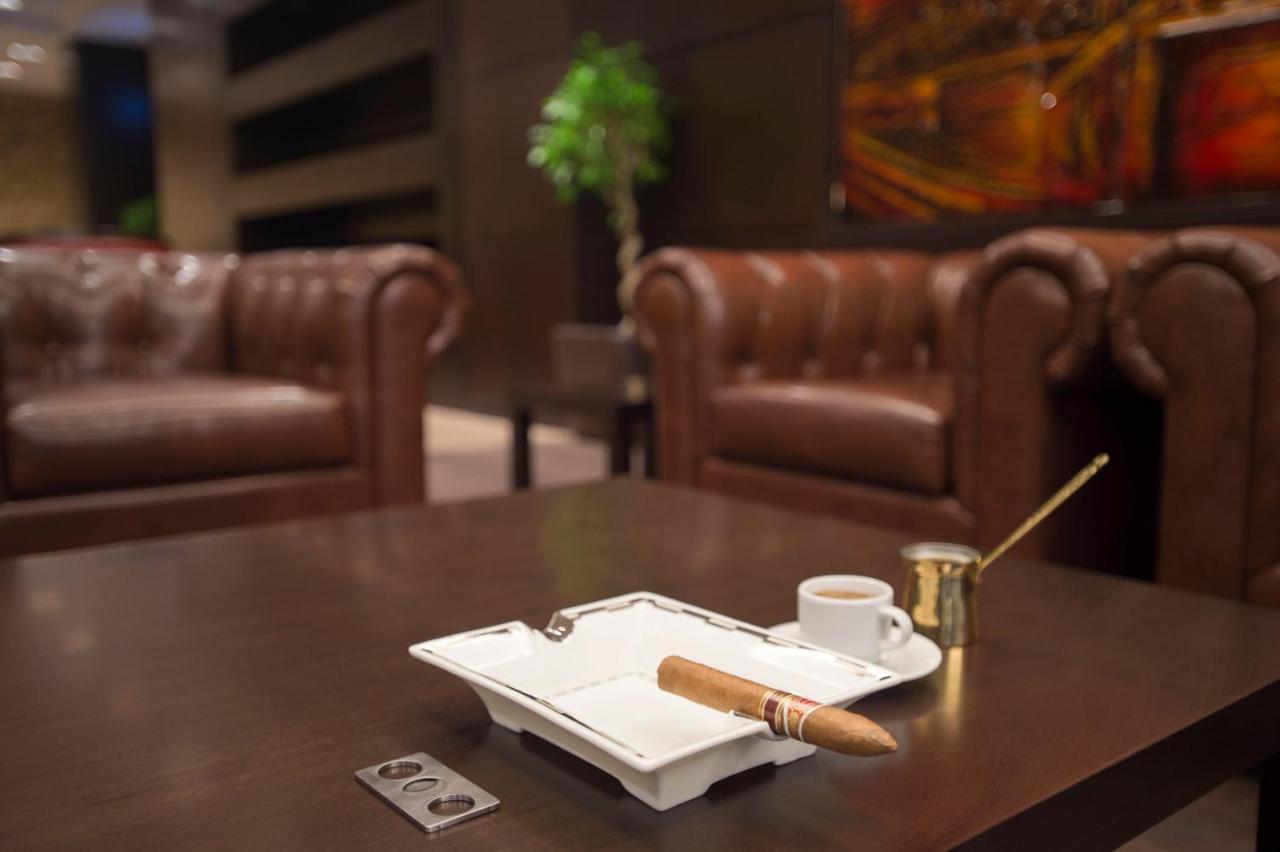 Crowne Plaza Riyadh - Rdc Hotel & Convention By Ihg Luaran gambar A cigar ashtray