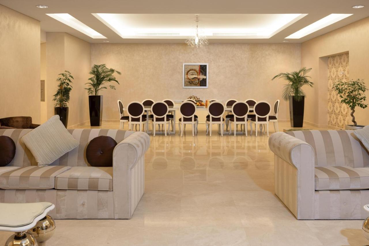 Crowne Plaza Riyadh - Rdc Hotel & Convention By Ihg Luaran gambar The interior of the hotel