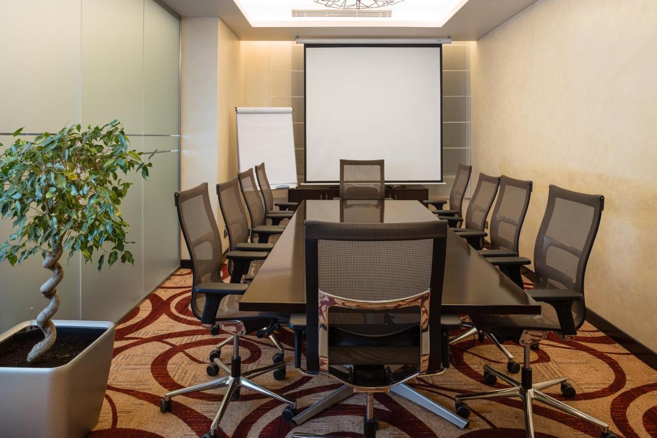 Crowne Plaza Riyadh - Rdc Hotel & Convention By Ihg Luaran gambar A meeting room