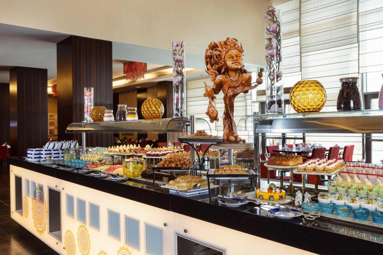 Crowne Plaza Riyadh - Rdc Hotel & Convention By Ihg Luaran gambar A buffet at a hotel