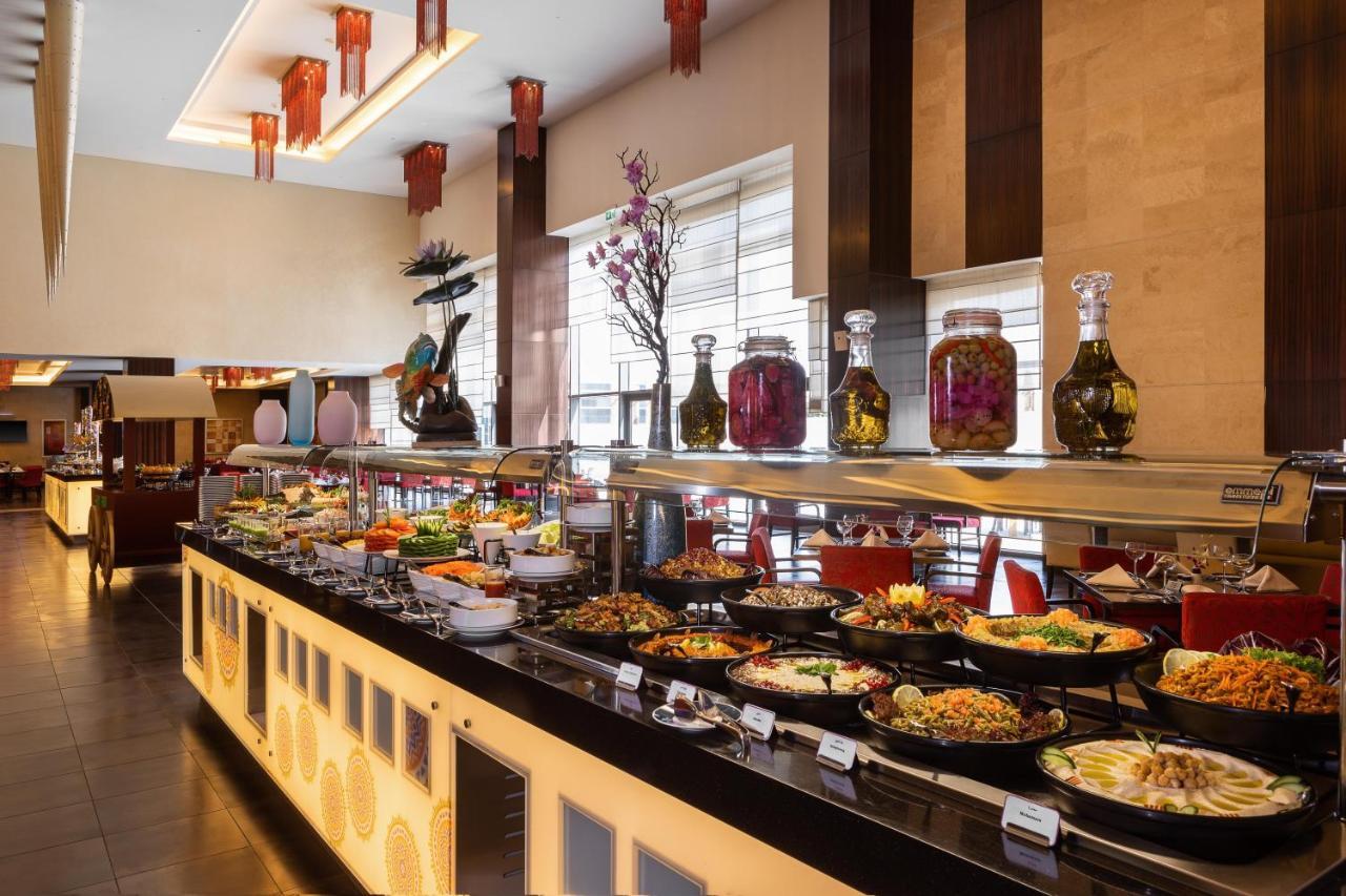 Crowne Plaza Riyadh - Rdc Hotel & Convention By Ihg Luaran gambar A buffet at a hotel