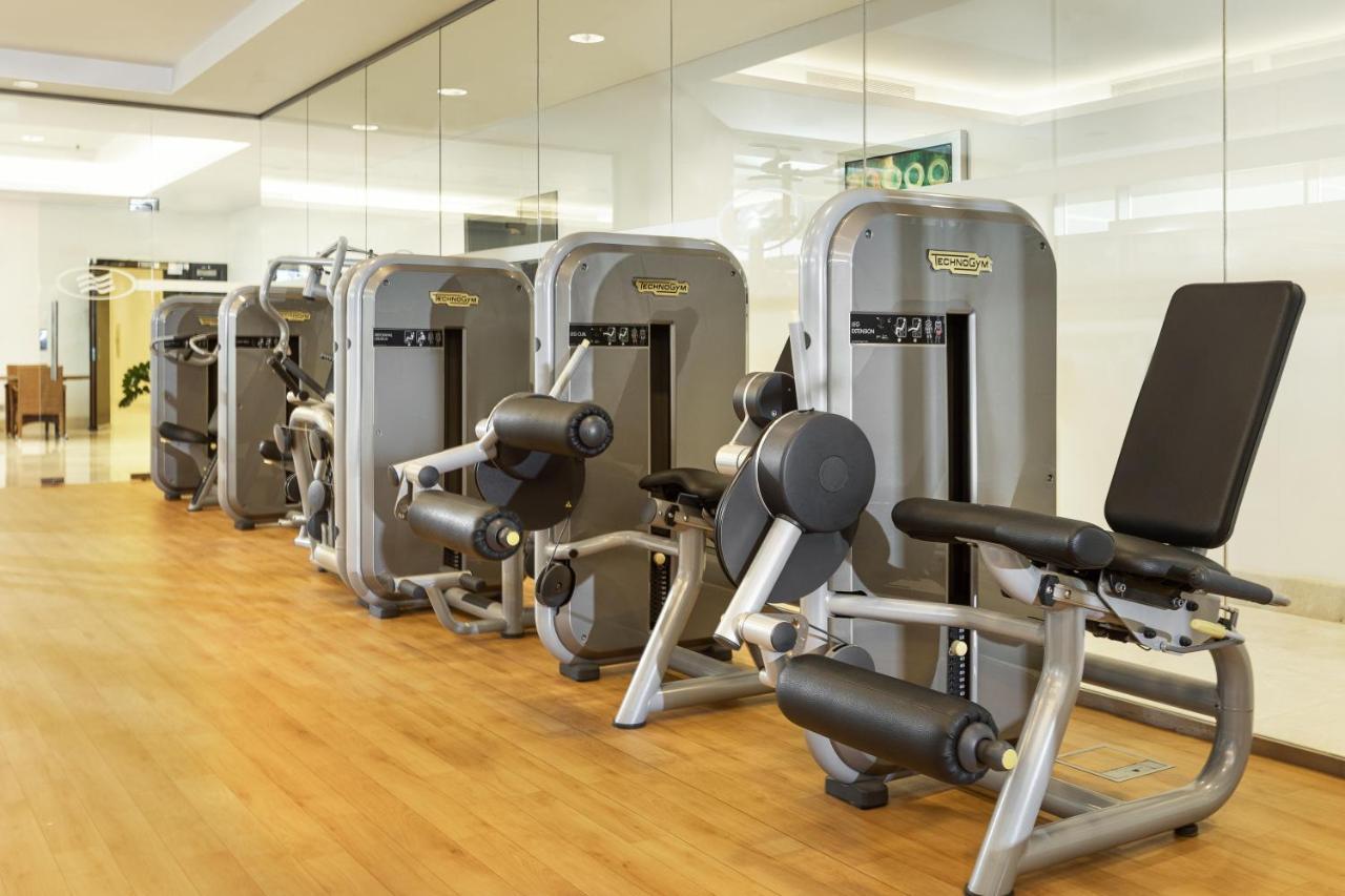 Crowne Plaza Riyadh - Rdc Hotel & Convention By Ihg Luaran gambar A row of exercise machines