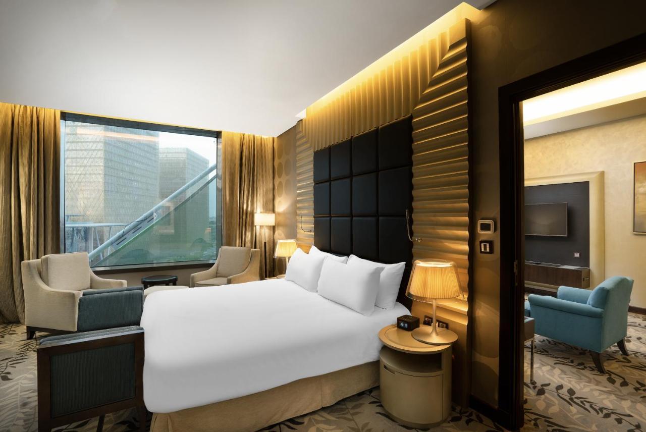 Crowne Plaza Riyadh - Rdc Hotel & Convention By Ihg Luaran gambar A suite at the hotel